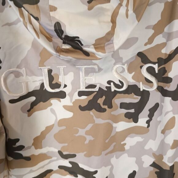 Guess lightweight Camo hooded bomber jacket windbreaker size M - Picture 4 of 9